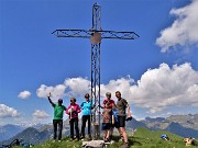 54 Alla croce del Vindiolo (2056 m) con gli amici 